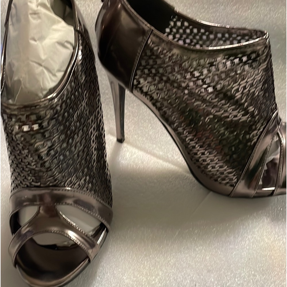 NWOT. Ashley Stewart Silver Gray Heels with Glittery Accents - Picture 3 of 9